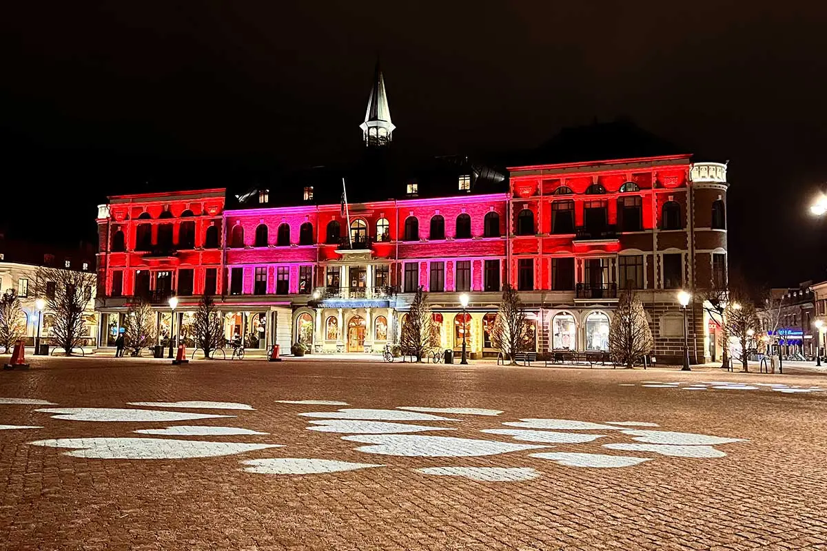 Stadshotellet i rosa och röd belysning på alla hjärtans dag den 14 februari 2023.