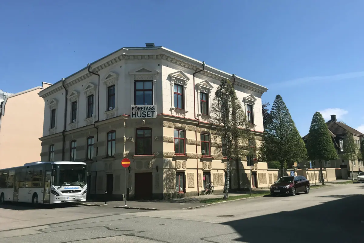 Företagshuset, Ett av de två Tvillinghusen i Varberg. Kulturhistoriskt stenhus med fasad i beige toner