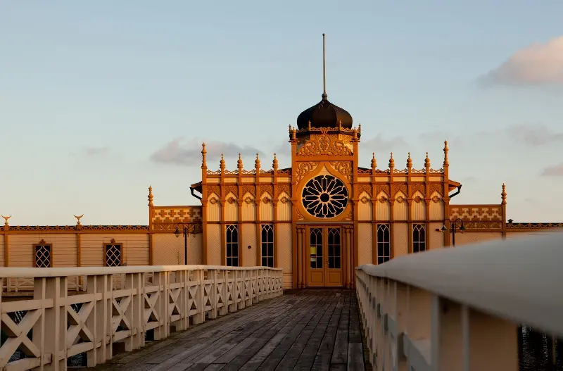 Kallbadhuset i Varberg. Pampig träbyggnad i morisk stil med lökkupol. Bilden tagen i solnedgång
