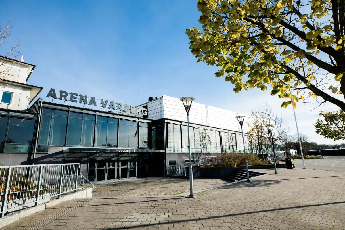 En långsträckt byggnad med stora glaspartier. Ovanför entrén stor det Arena Varberg i stora bokstäver.