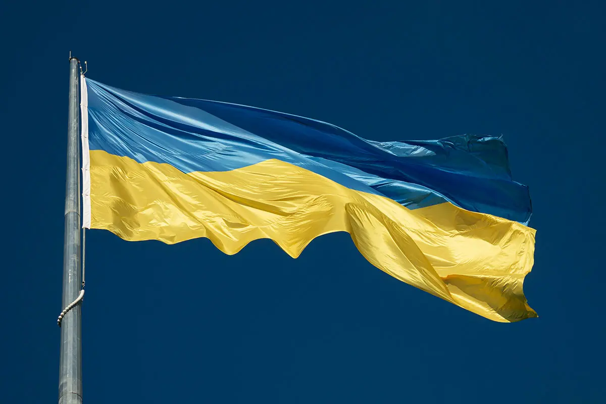 Ukrainas flagga svajar mot blå himmel. Foto taget Yehor Milohrodskyi