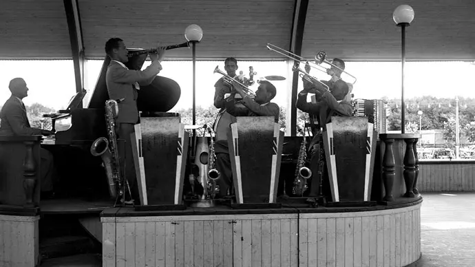 Historisk svartvit bild, Ett band spelar på scenen i Rotundan.