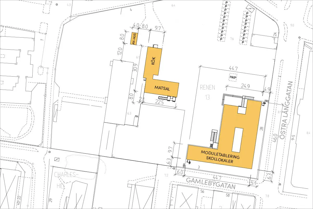 Skissad ritning över modulernas, matsalens, kökets, AV-husets och parkeringarnas placering på fastigheten Renen 13.