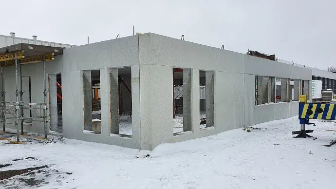 Ny utbyggnad med väggar i betong.