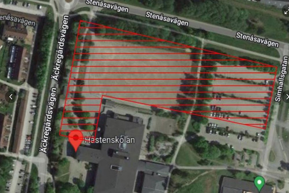 Drönarfoto över fastigheten där befintliga Håstensskolan ligger idag. Ett rödmarkerat område definierar var nya Håstensskolan ska ligga. 